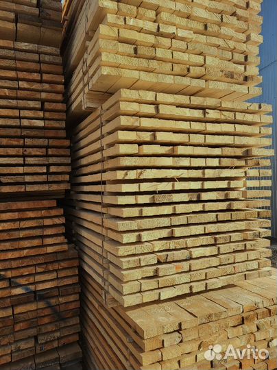 Сосновые доски, природная красота и надежность