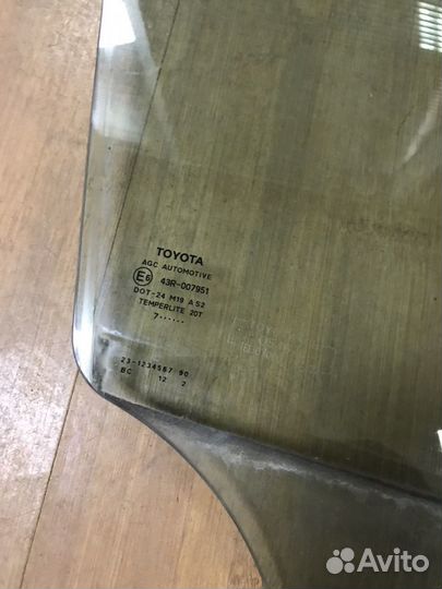 Стекло фоточка зад правая Toyota Auris