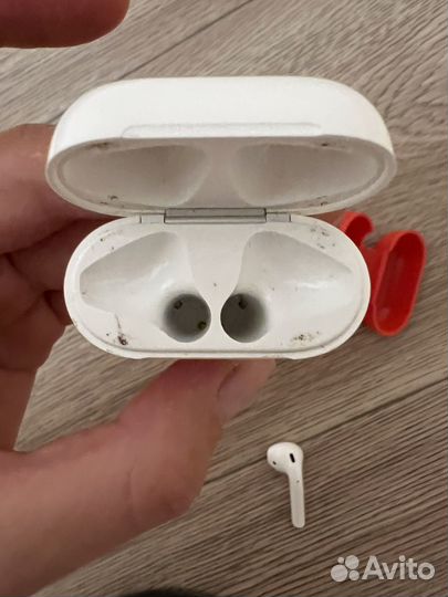 Кейс AirPods с одним наушником