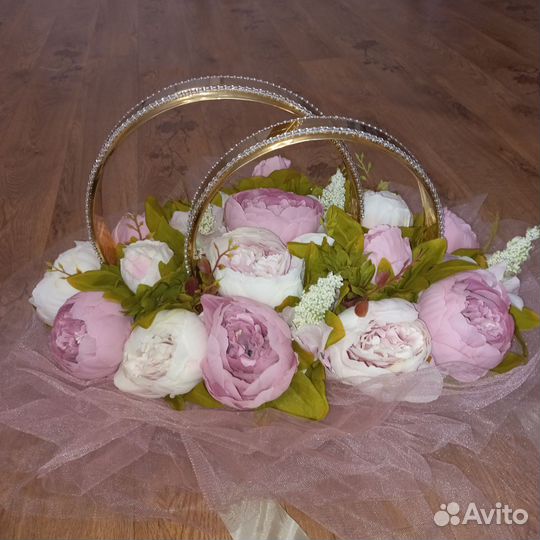 Свадебные кольца и лента на машину