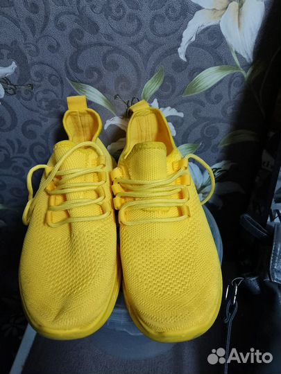 Кроссовки женские