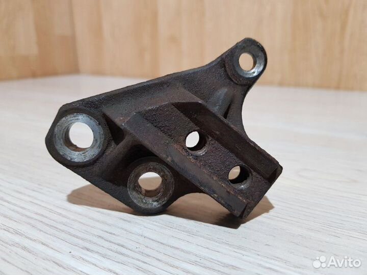Кронштейн опоры двигателя правый Volvo Xc90 C 59