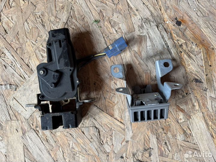 Замок стекла крышки багажника toyota matrix e130