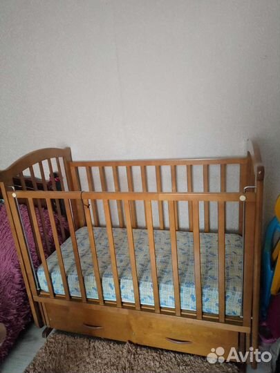 Детская кроватка с маятником