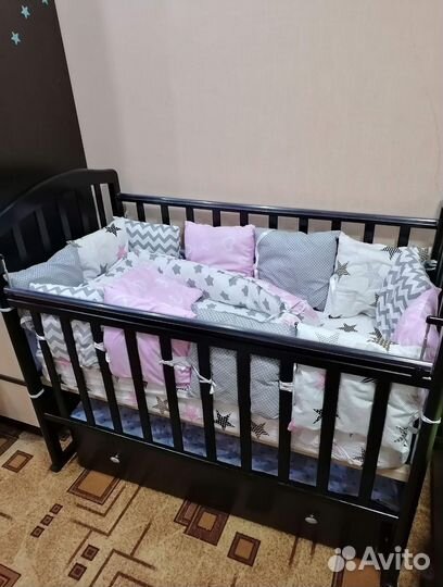 Детская кроватка с маятником