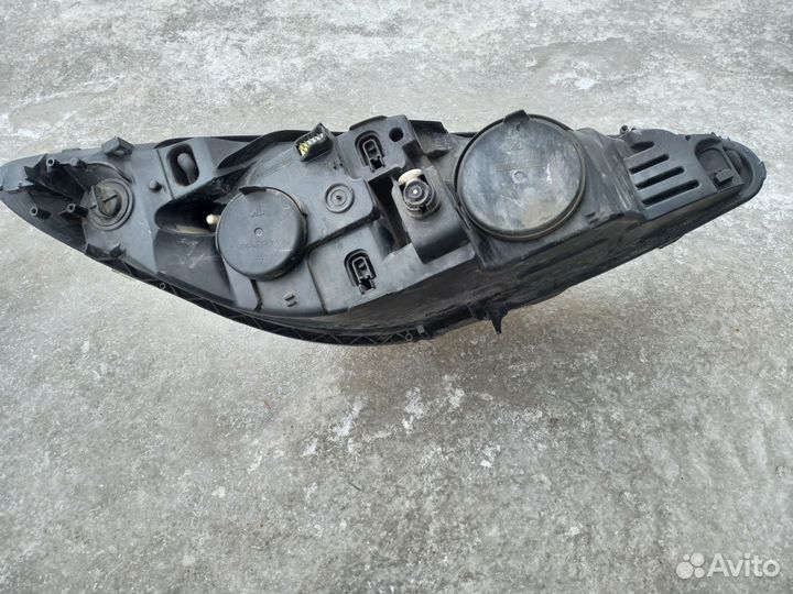 Передние фары Peugeot 308, 2010 год, с дефектом