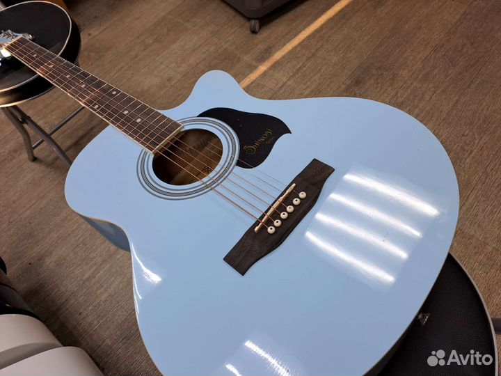 Гитара акустическая небесного цвета