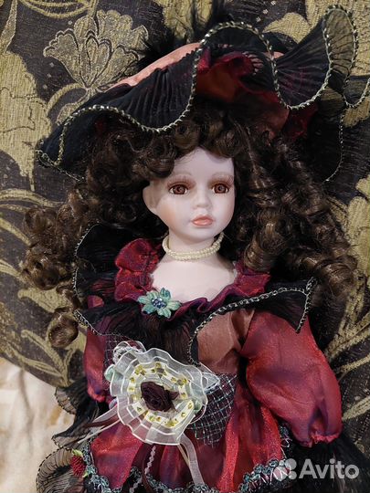 Кукла фарфоровая