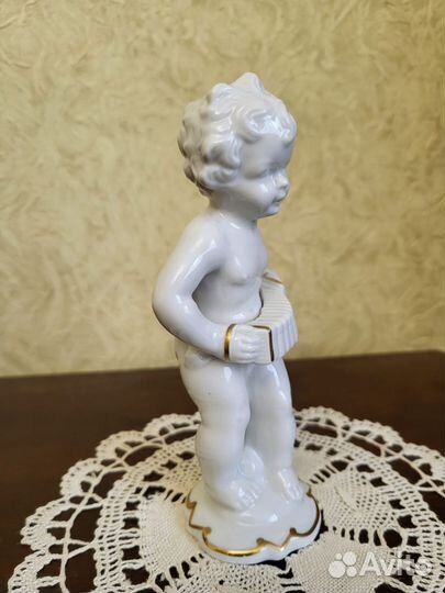 Винтажная фигурка мальчика с гармошкой
