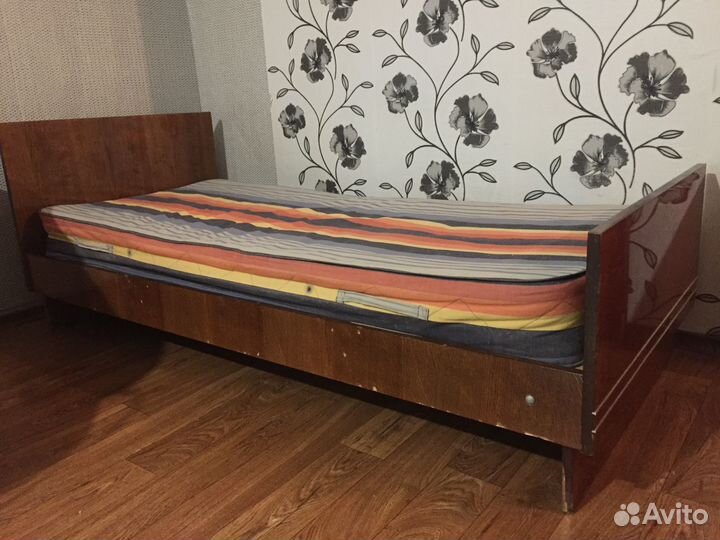 Кровать с матрасом