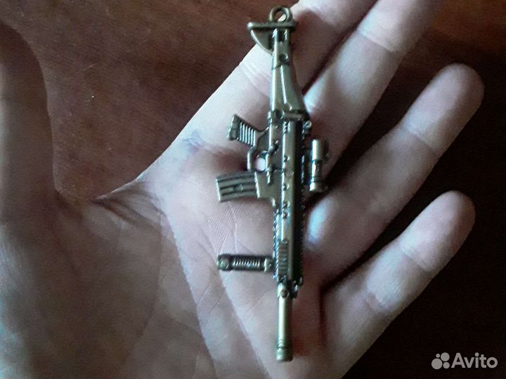 Брелок виде овтомата