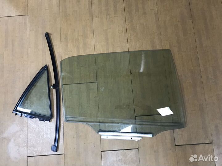 Стекло фоточка зад правая Toyota Auris