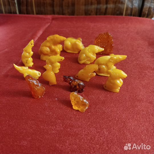 Фигурки из янтаря