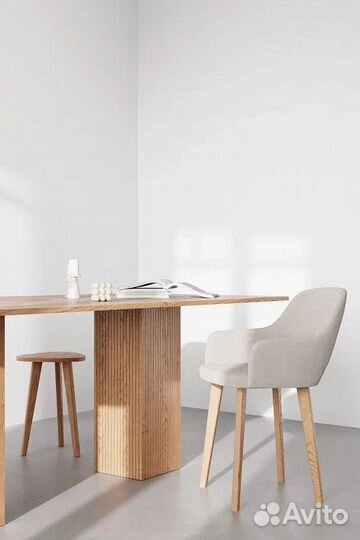 Стул с деревянными ножками