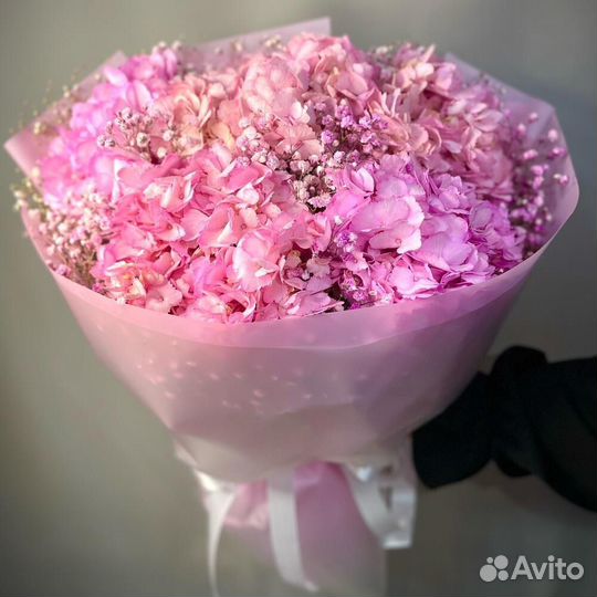 Букет из 5 розовых гортензий и гипсофил