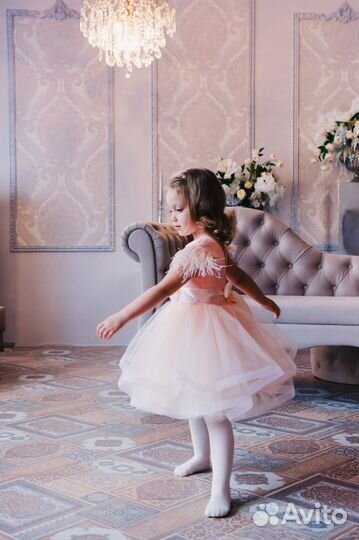 Детское платье с перьями