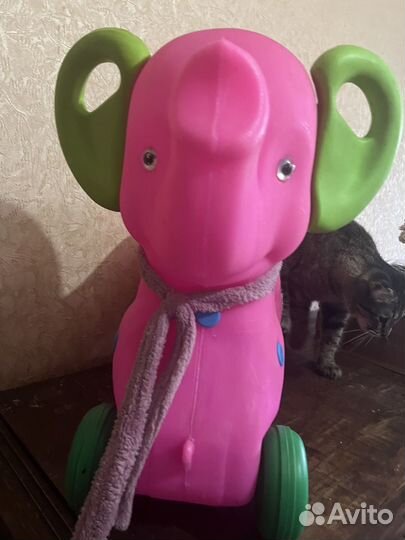 Слон каталка на колесиках