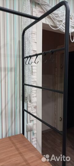 Стол с рейками для хранения IKEA и стулья