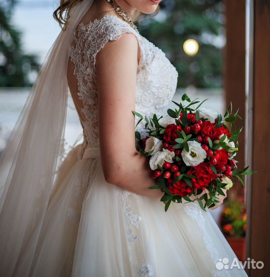 Свадебное платье с открытой спиной