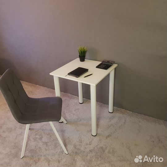 Письменный стол 60*60 см. Белые ножки