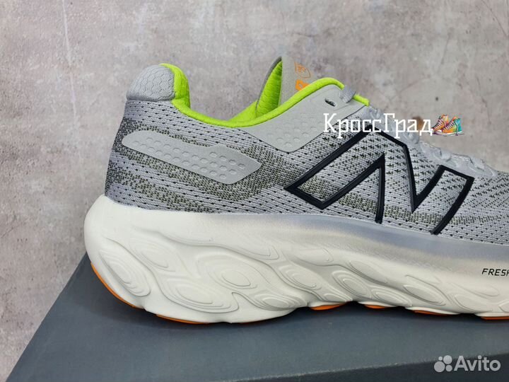 Яркие беговые кроссовки New Balance 1080