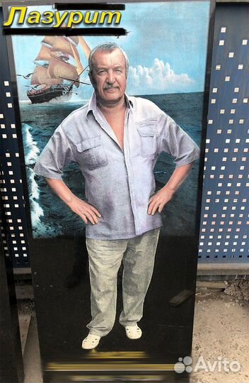 Цветными портреты на мемориальных плитах