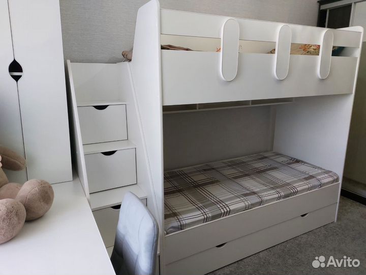 Двухъярусная кровать с лестницей-комодом