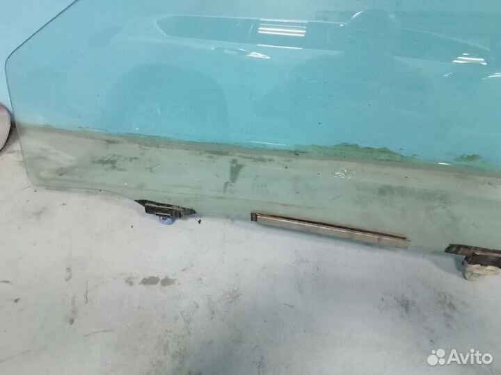 Стекло левое передние левое