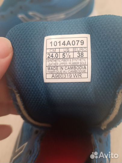 Кроссовки спортивные