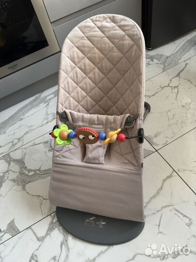 Шезлонг babybjorn с игрушкой