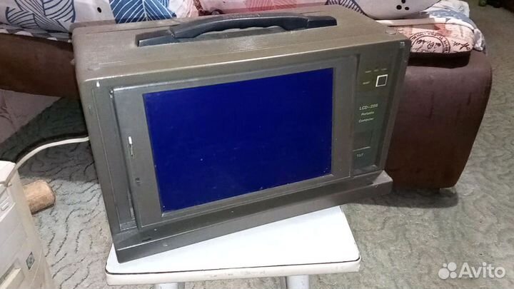 Ретро ноутбук 286, первые модели, вид чемоданчика