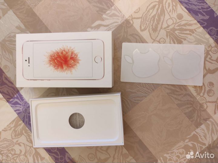 Коробка для iPhone SE и наклейки