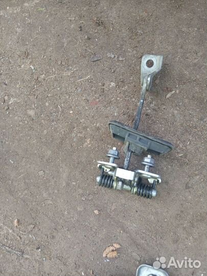 Ограничитель двери задний левый Renault Logan 2