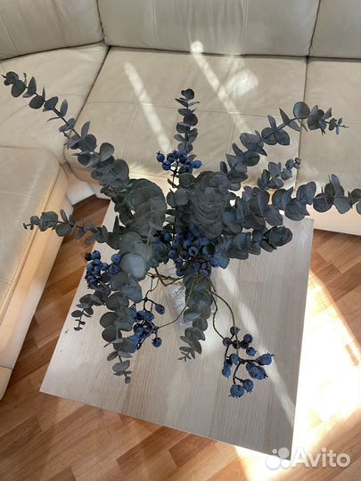 Цветочная ваза с веточками голубики