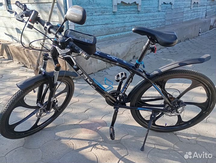 Велосипед на литых дисках BMW