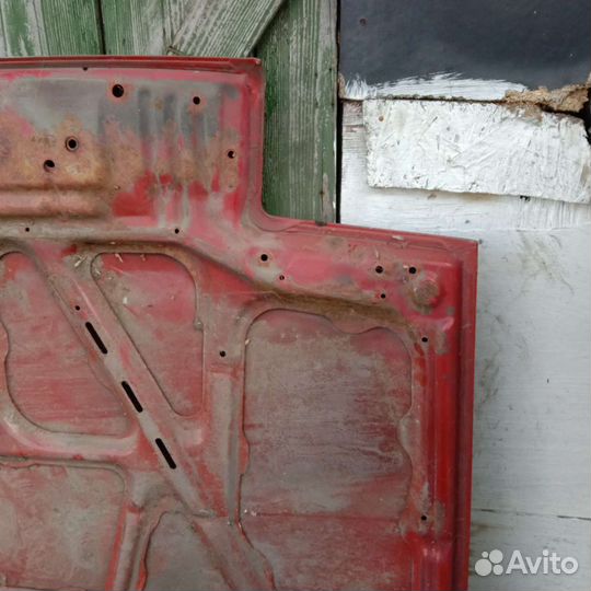 Капот вроде с Toyota Celica, 1987 г. точно не знаю