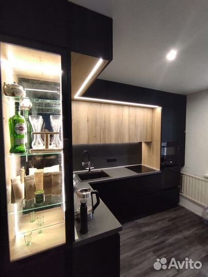 Кухонный гарнитур в три этажа в стиле 