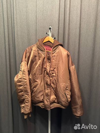 На руках Vetements bomber