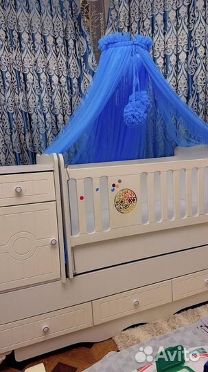 Детская кроватка с маятником и комодом