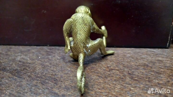 Старинная фигурка обезьянка с свитком япония