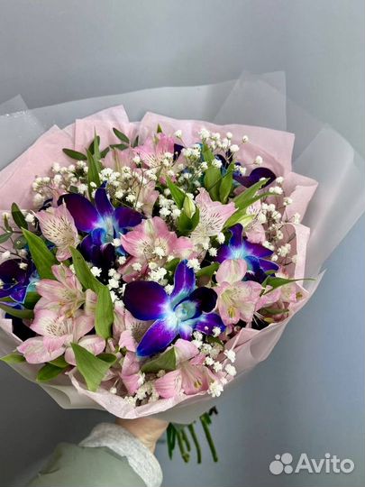 Нежный букет космических Орхидей с Альстромерией