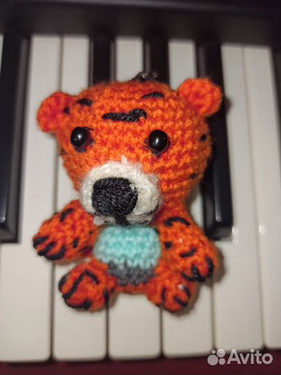 Брелок тигр, игрушка вязанная новая