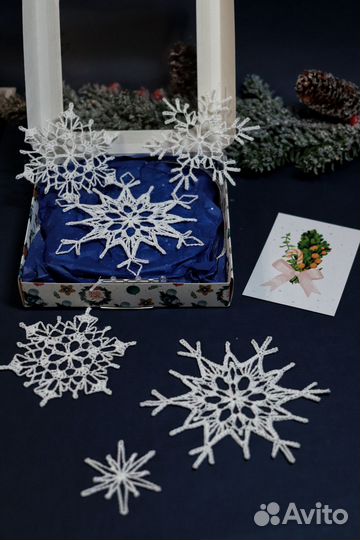 Вязаные снежинки для зимнего декора дома