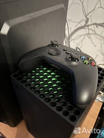 Xbox series x с геймпадом