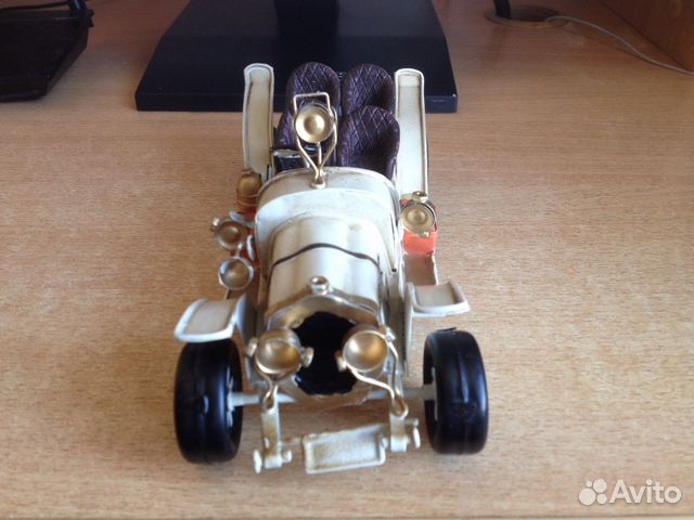 Художественный сувенир ретро автомобиля