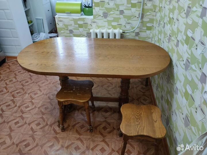 Кухонный стол, 4 табурета