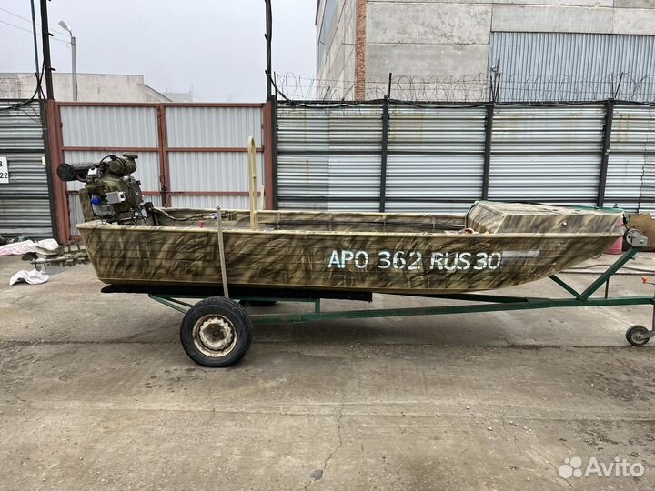 Лодка болотоход с мотором 35 сил