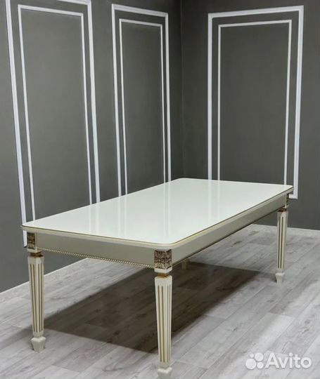 Кухонный стол и стулья в комплекте