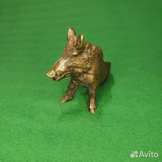Фигурка из бронзы литая. Кабан сидящий