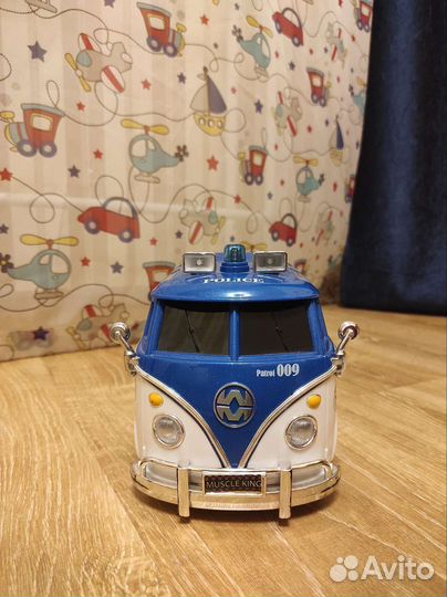 Полицейская машина-фургон на пульте управления